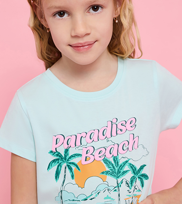 تيشيرت بطبعة وقبة مستديرة وكم قصير 