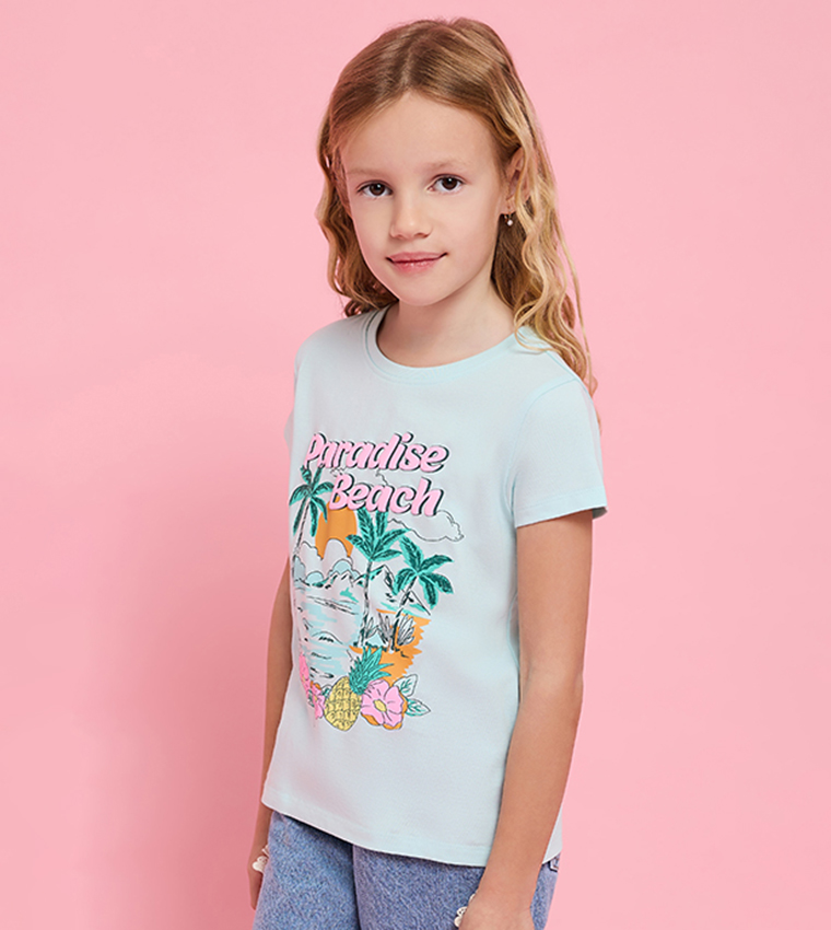 تيشيرت بطبعة وقبة مستديرة وكم قصير 