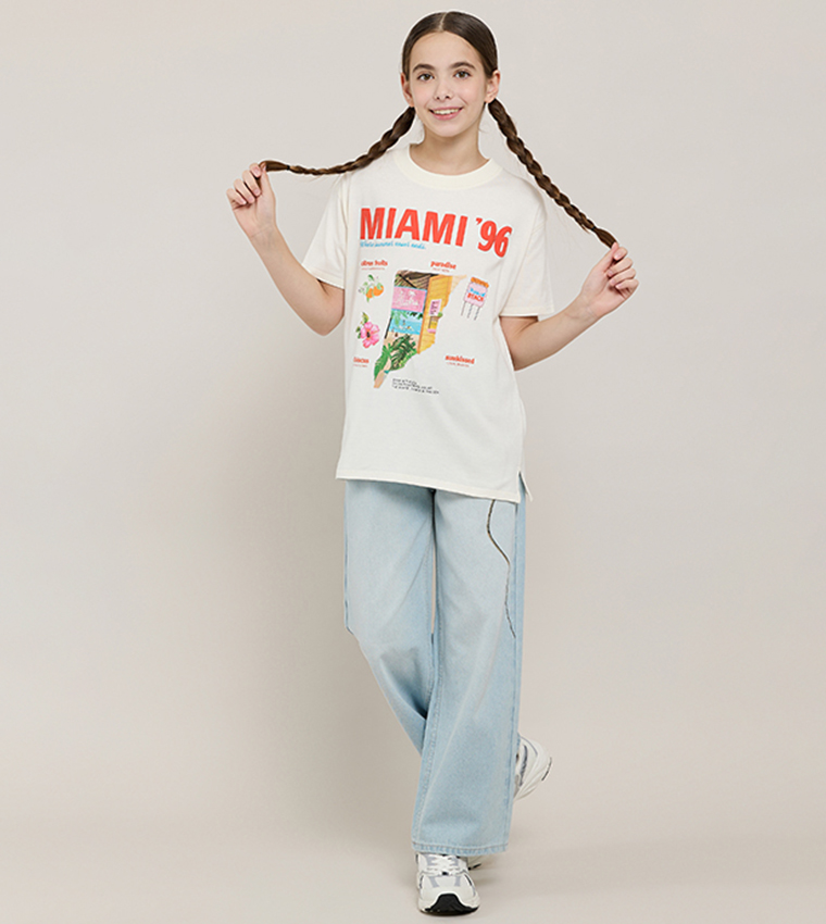 تيشيرت بطبعة وقبة مستديرة وكم قصير 