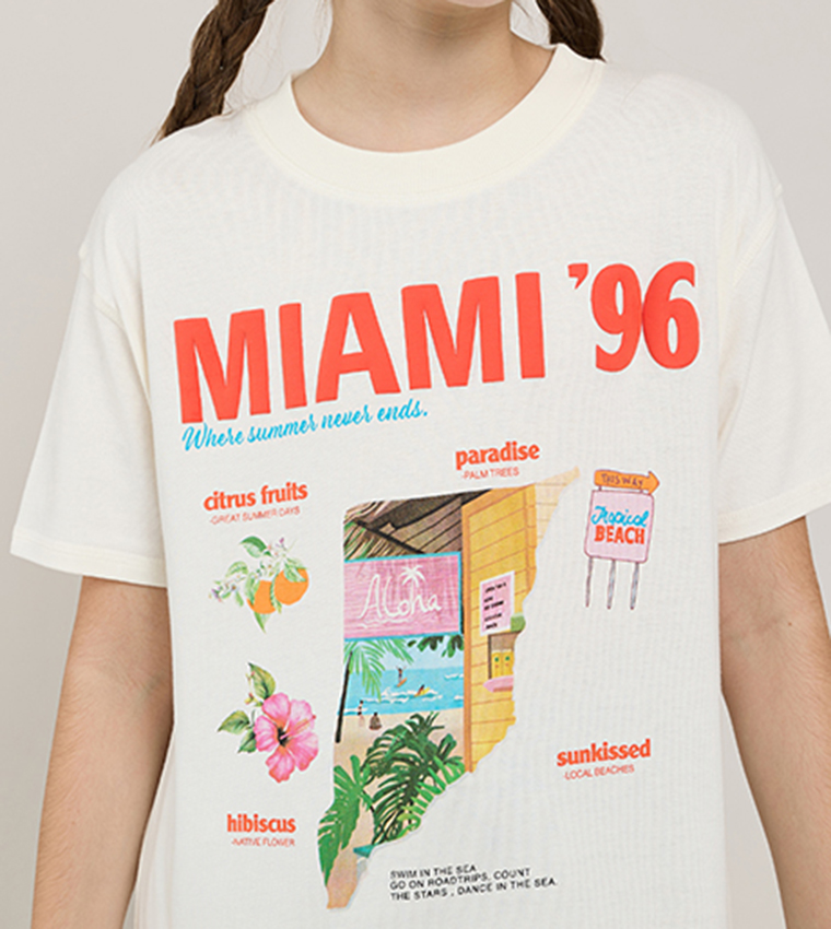 تيشيرت بطبعة وقبة مستديرة وكم قصير 