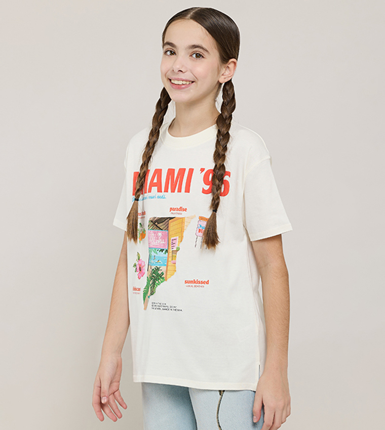 تيشيرت بطبعة وقبة مستديرة وكم قصير 