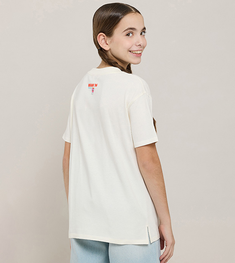 تيشيرت بطبعة وقبة مستديرة وكم قصير 