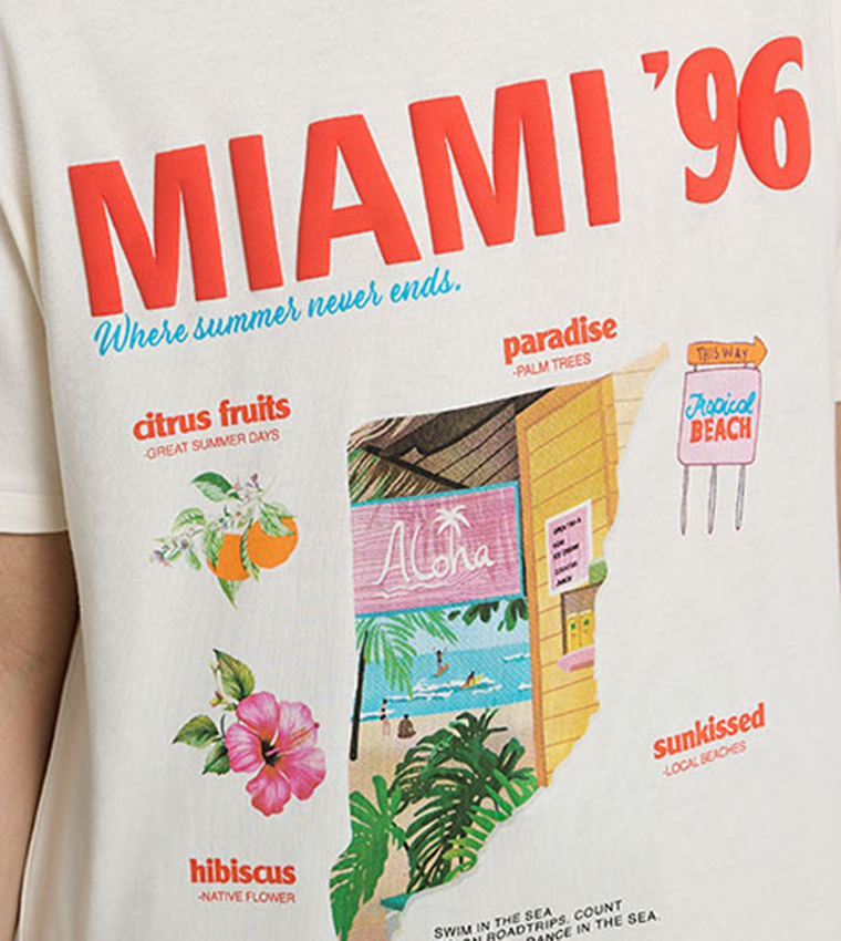 تيشيرت بطبعة وقبة مستديرة وكم قصير 