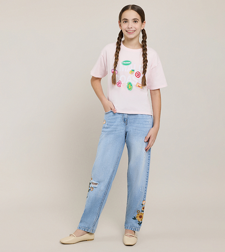 تيشيرت بطبعة وقبة مستديرة وكم قصير 