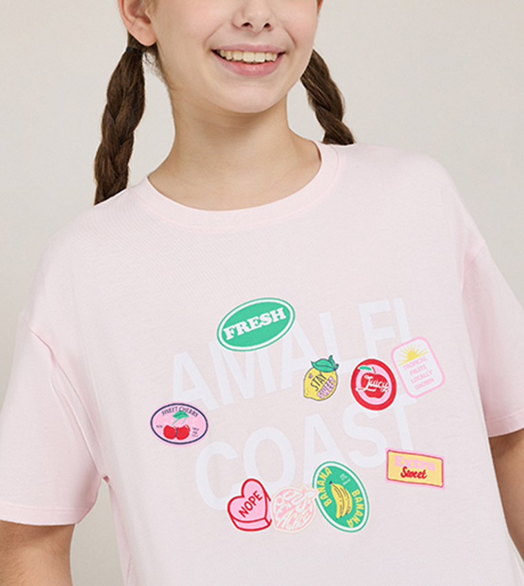 تيشيرت بطبعة وقبة مستديرة وكم قصير 