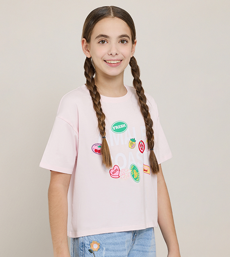 تيشيرت بطبعة وقبة مستديرة وكم قصير 