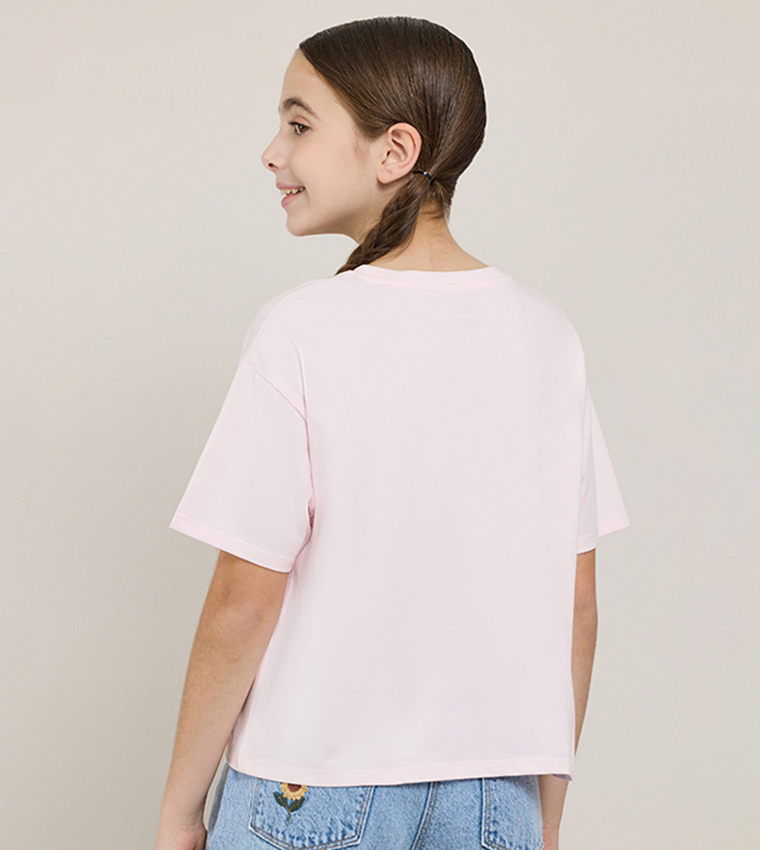 تيشيرت بطبعة وقبة مستديرة وكم قصير 