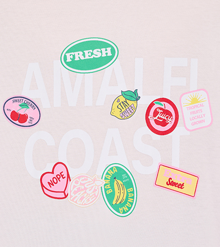 تيشيرت بطبعة وقبة مستديرة وكم قصير 