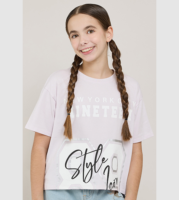 تيشيرت بطبعة وقبة مستديرة وكم قصير 