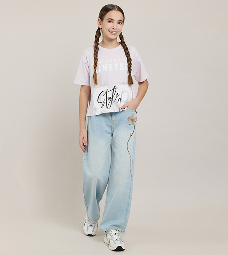 تيشيرت بطبعة وقبة مستديرة وكم قصير 