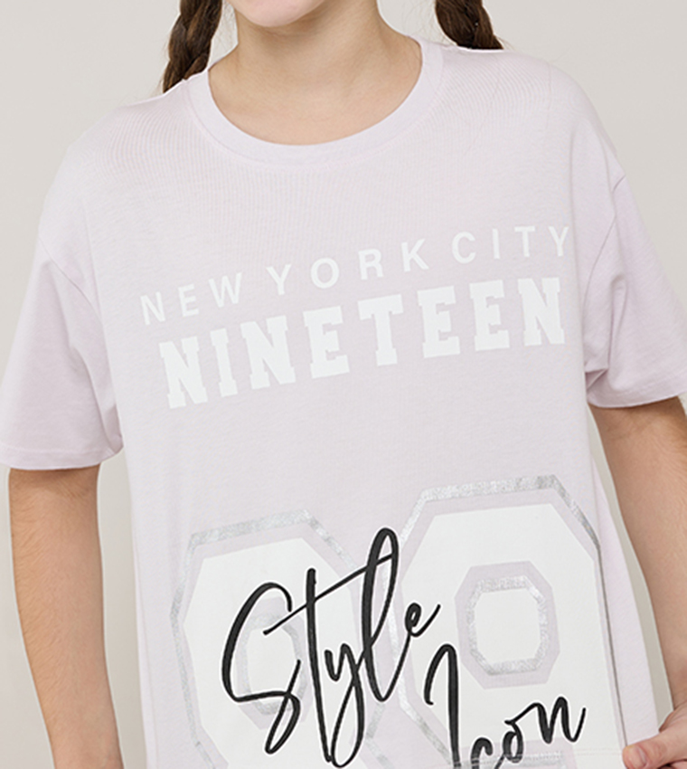 تيشيرت بطبعة وقبة مستديرة وكم قصير 