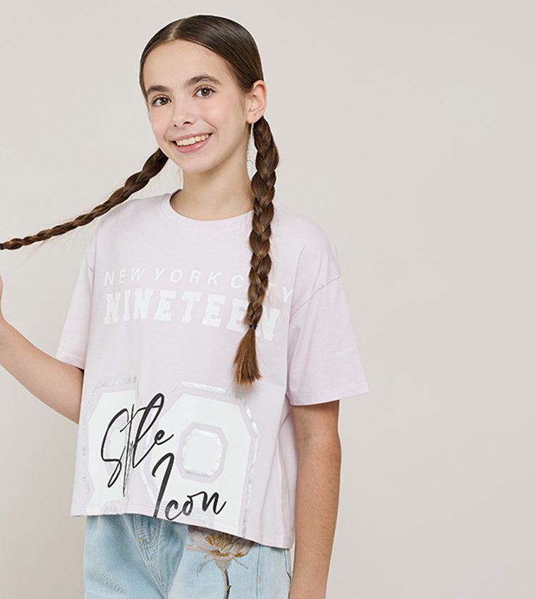 تيشيرت بطبعة وقبة مستديرة وكم قصير 