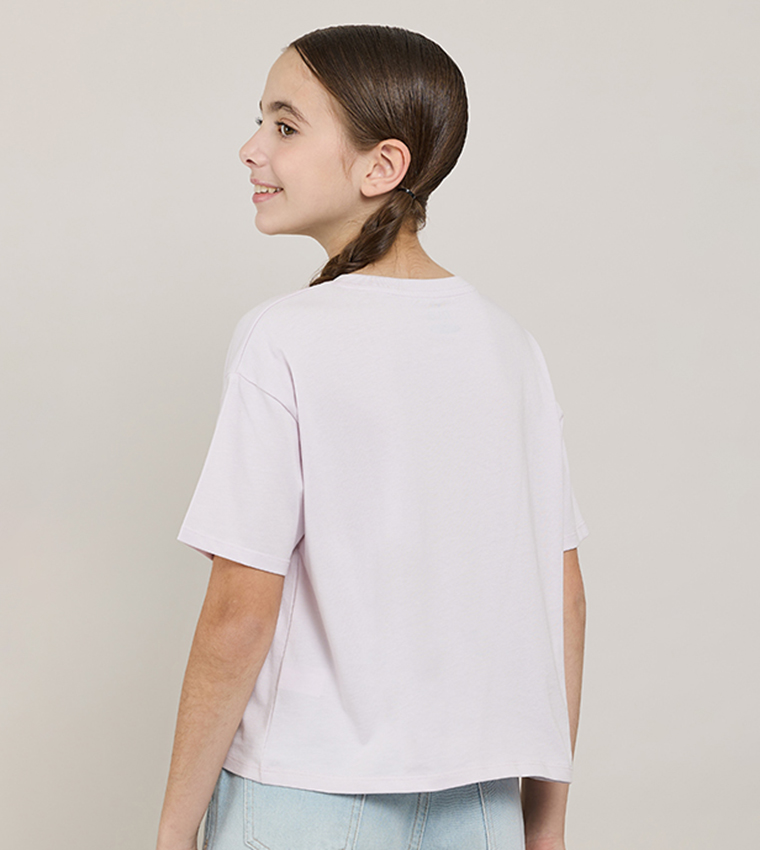 تيشيرت بطبعة وقبة مستديرة وكم قصير 