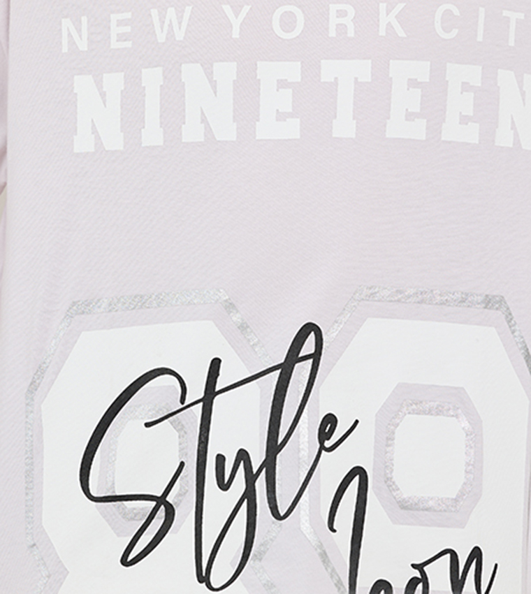 تيشيرت بطبعة وقبة مستديرة وكم قصير 