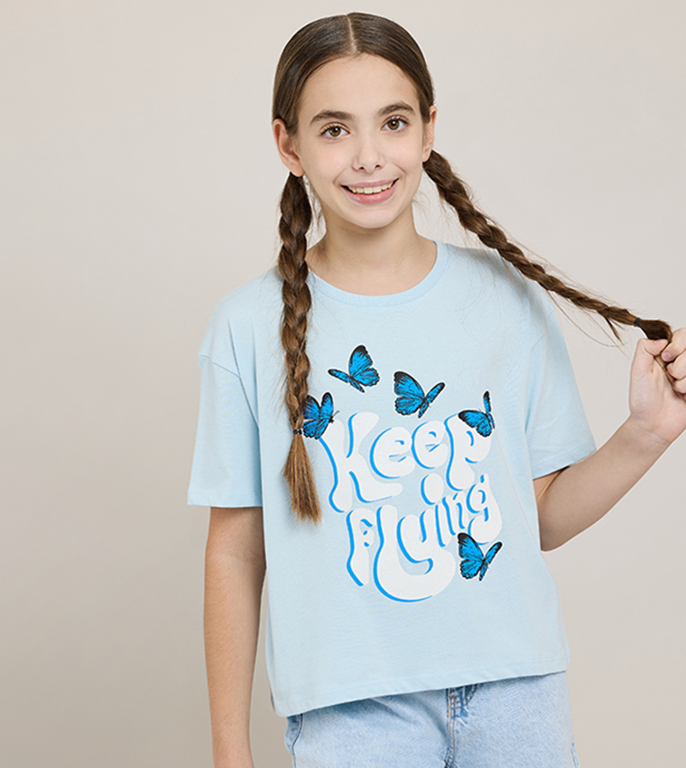 تيشيرت بطبعة وقبة مستديرة وكم قصير 