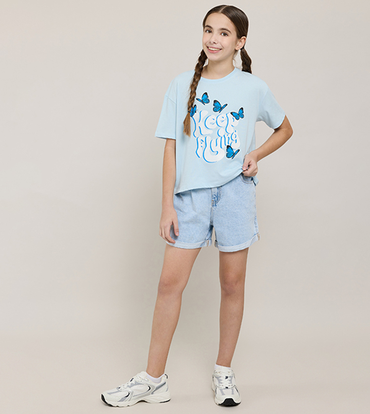 تيشيرت بطبعة وقبة مستديرة وكم قصير 