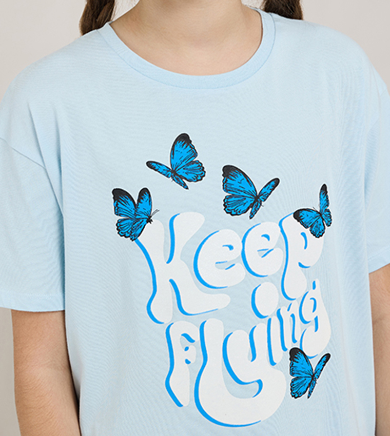 تيشيرت بطبعة وقبة مستديرة وكم قصير 