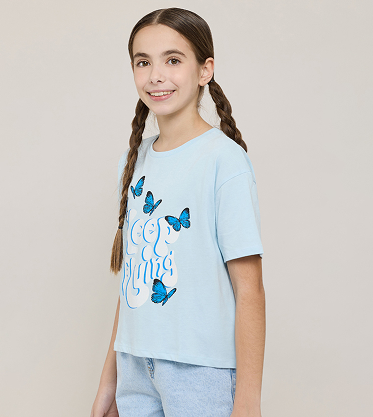 تيشيرت بطبعة وقبة مستديرة وكم قصير 