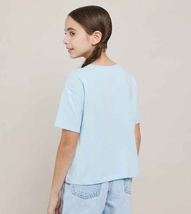 تيشيرت بطبعة وقبة مستديرة وكم قصير 