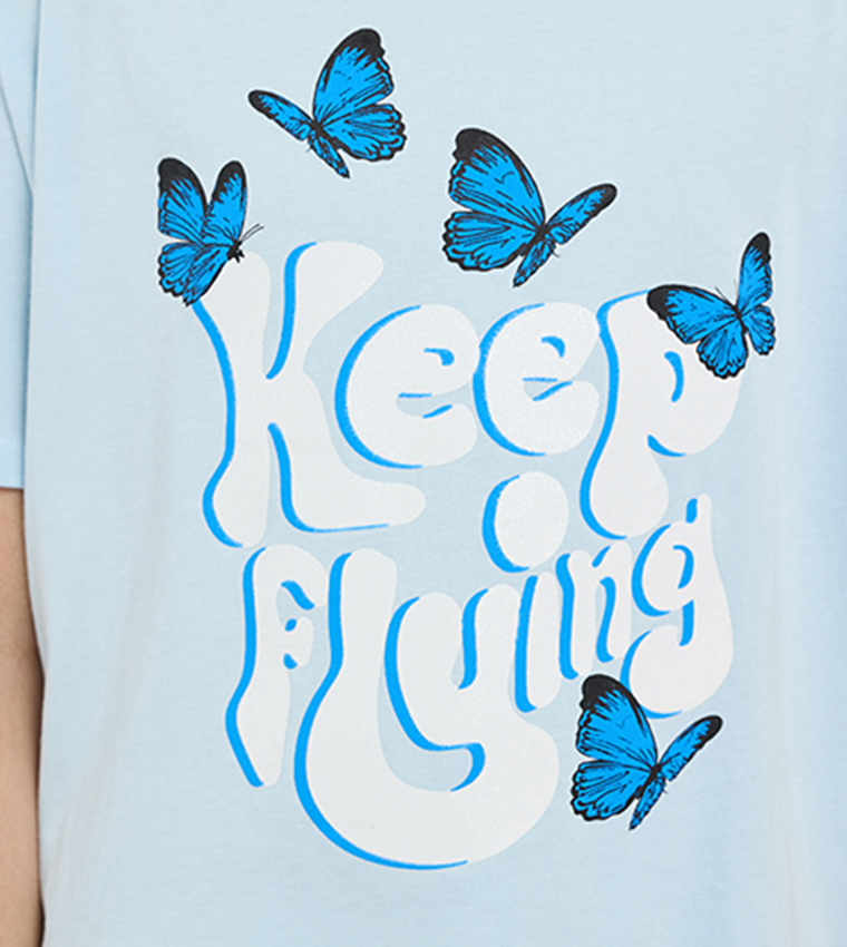 تيشيرت بطبعة وقبة مستديرة وكم قصير 