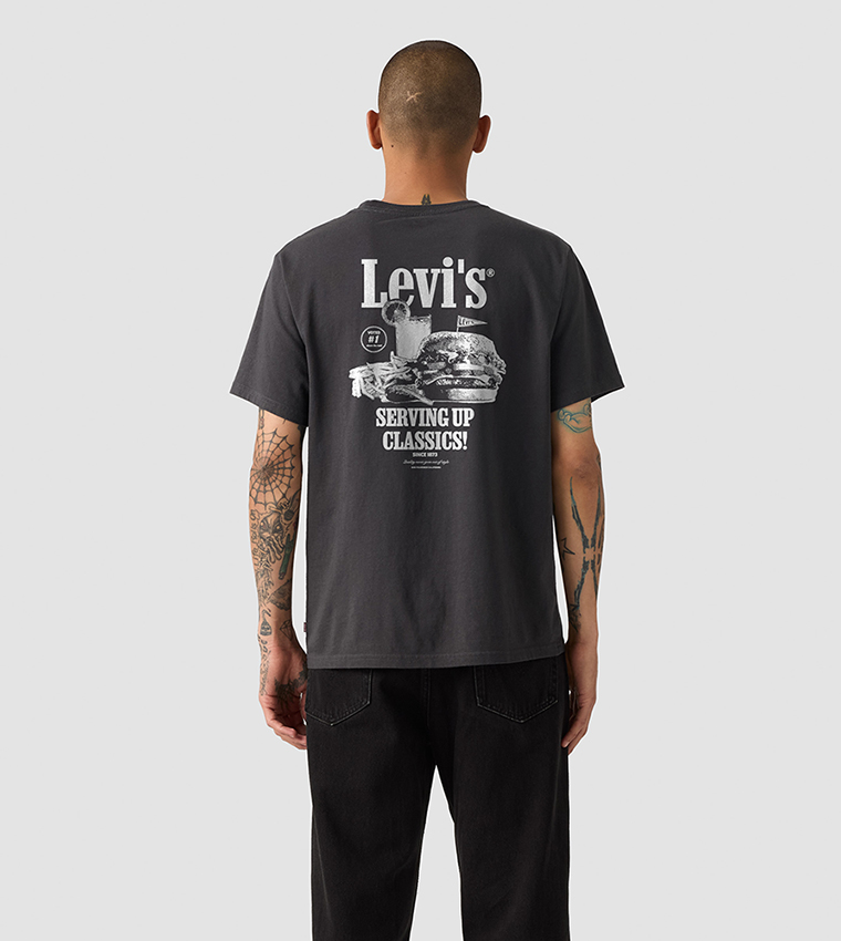 تيشيرت بطبعة شعار وقصة مريحة 