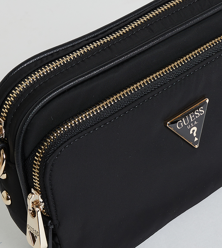 حقيبة صغيرة بشعار العلامة التجارية 