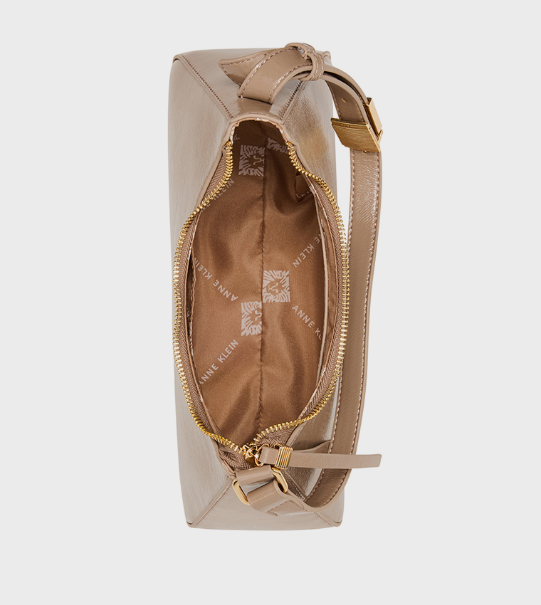 شنطة كتف بشعار وسحاب