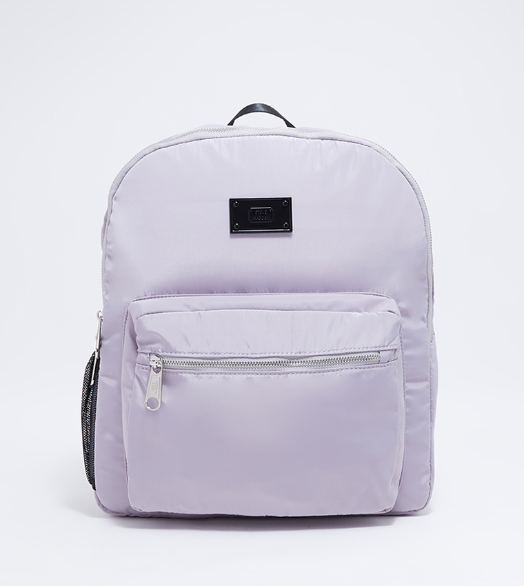 حقيبة ظهر بسحاب وإكسسوار معدني 