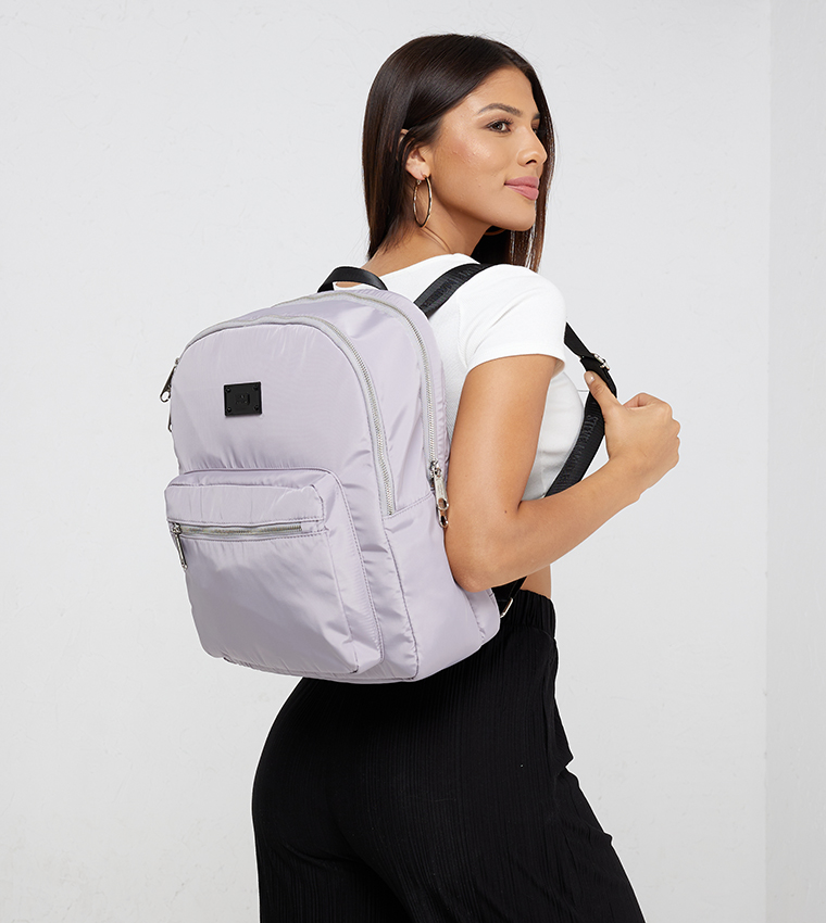 حقيبة ظهر بسحاب وإكسسوار معدني 