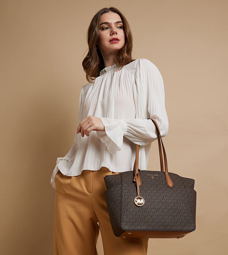 حقيبة توت بنقشة مونوغرام