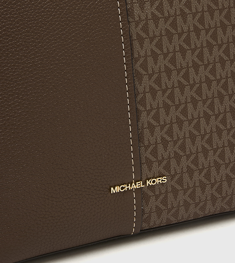 شنطة توت نسائية بنقشة مونوغرام