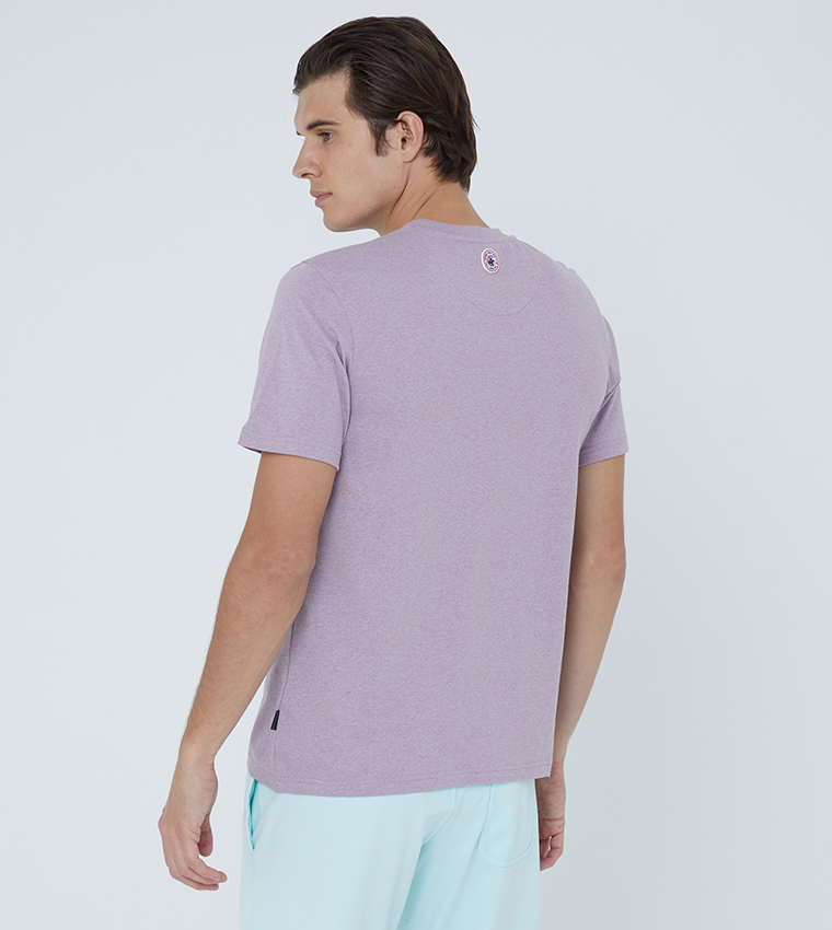 تي شيرت باللون البنفسجي