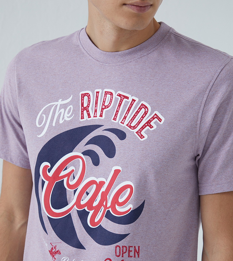 تي شيرت باللون البنفسجي