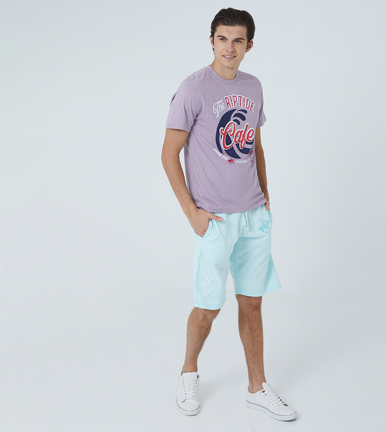 تي شيرت باللون البنفسجي