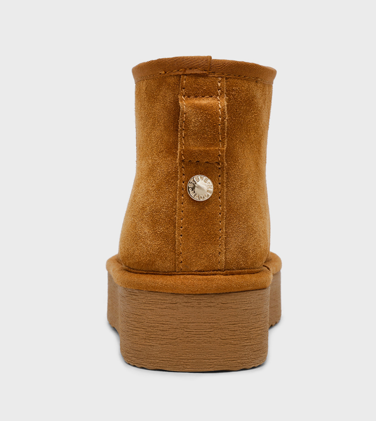 بوت قصير بمقدمة مستديرة