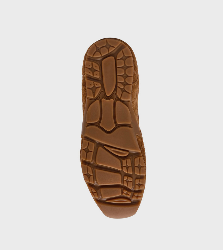 سنيكرز برقبة قصيرة 