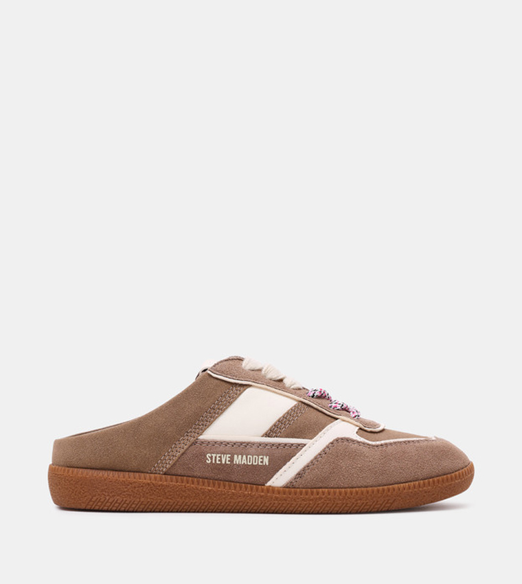 سنيكرز مفتوحة من الخلف برقبة قصيرة 