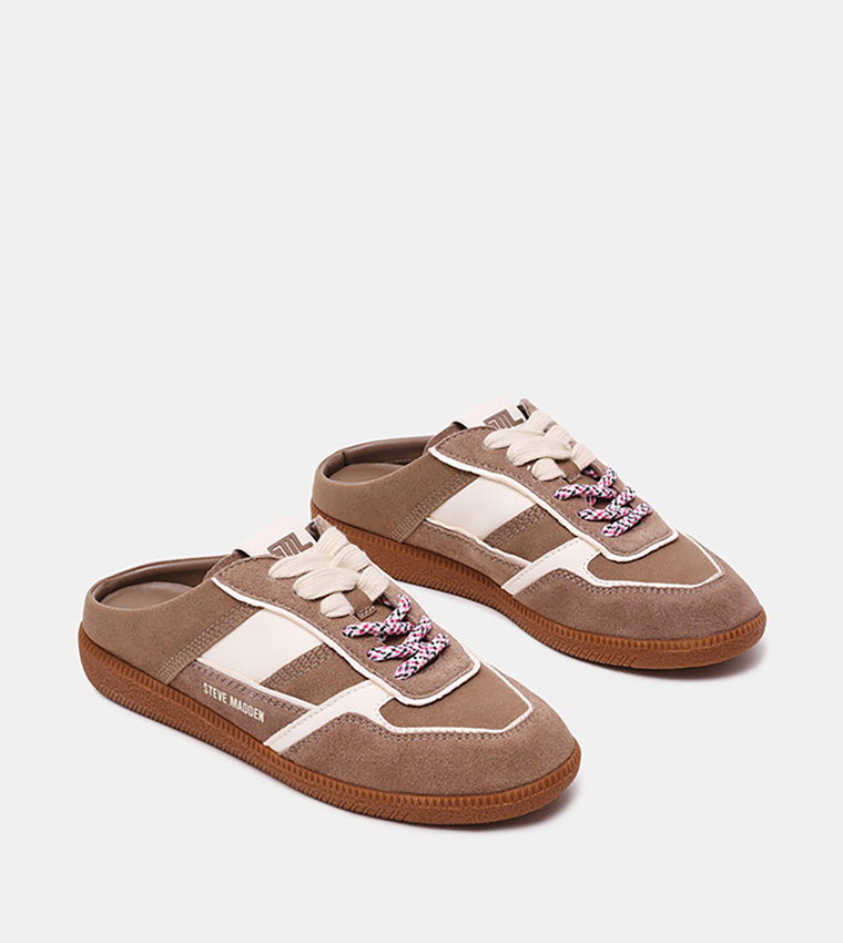 سنيكرز مفتوحة من الخلف برقبة قصيرة 