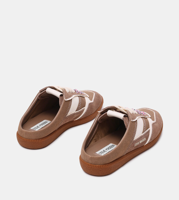 سنيكرز مفتوحة من الخلف برقبة قصيرة 