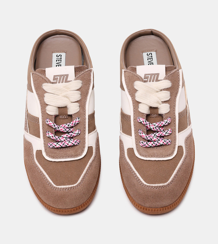 سنيكرز مفتوحة من الخلف برقبة قصيرة 