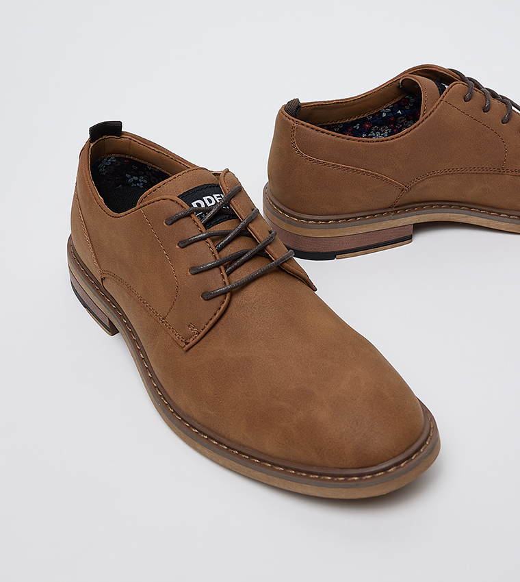 حذاء رسمي برباط 