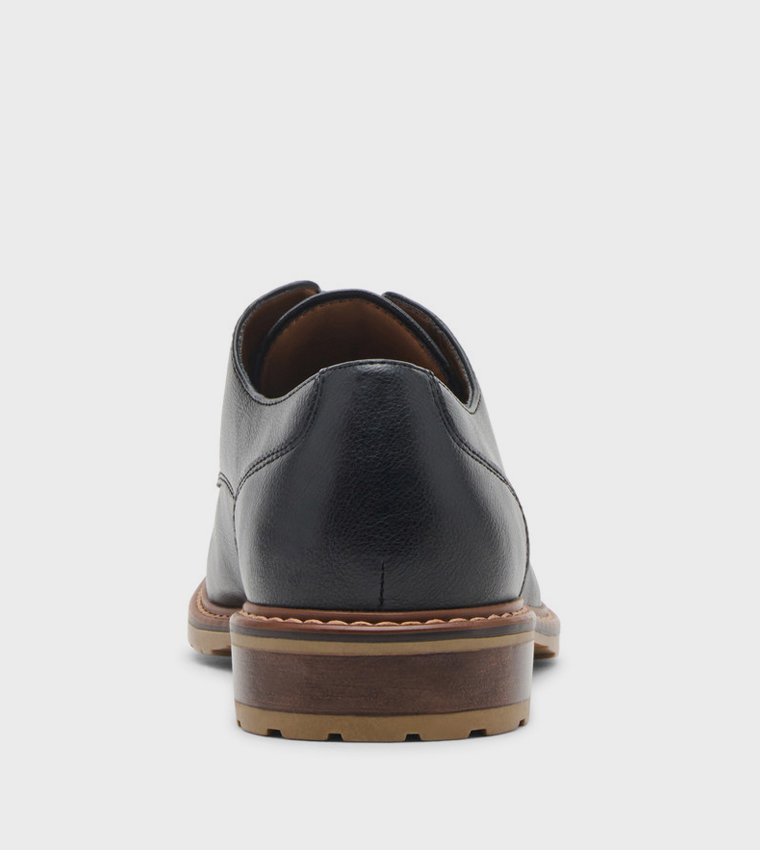 حذاء رسمي برباط 