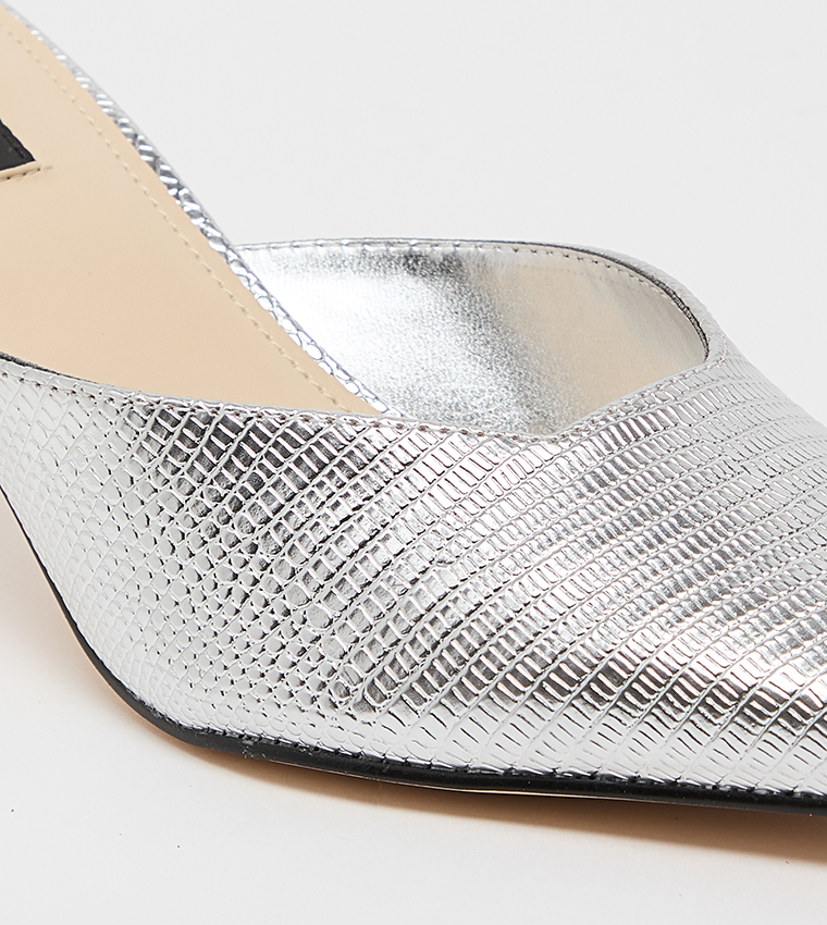 حذاء كامينلا بمقدمة مدببة 