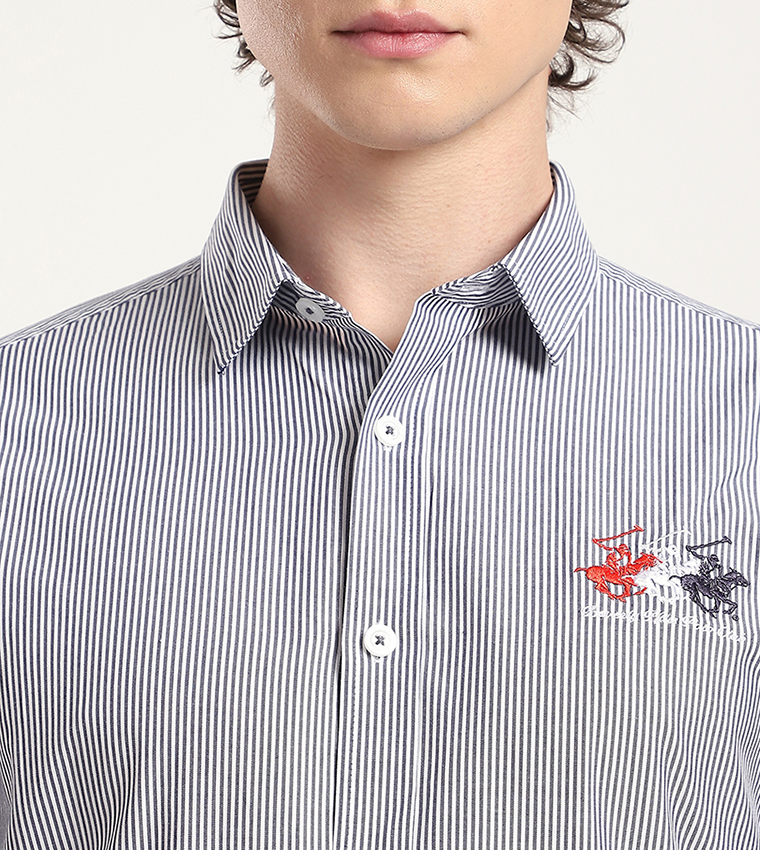 قميص مخطط مطرز بالشعار 