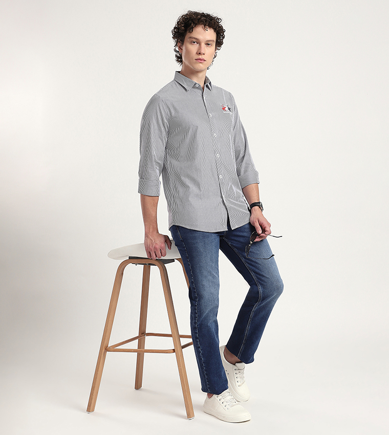 قميص مخطط مطرز بالشعار 