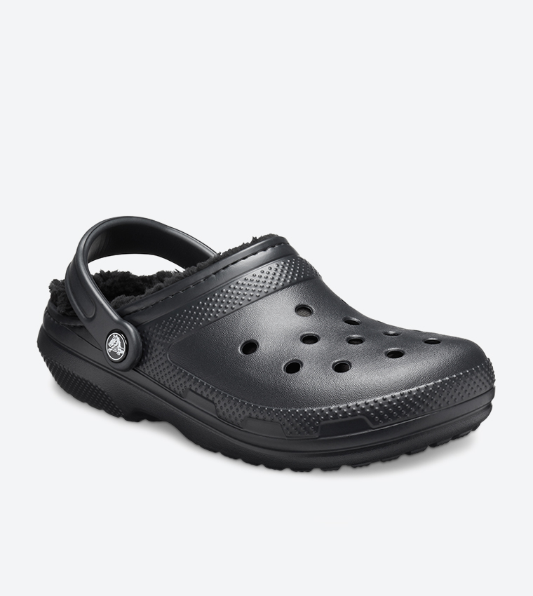 صندل بقصّة كلاسيكية مبطّنة بالفرو لون أسود