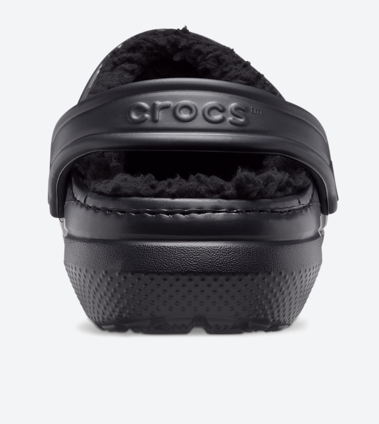 صندل بقصّة كلاسيكية مبطّنة بالفرو لون أسود