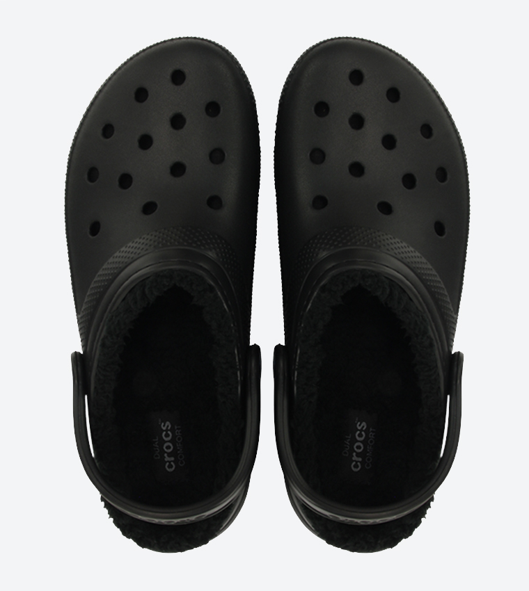 صندل بقصّة كلاسيكية مبطّنة بالفرو لون أسود