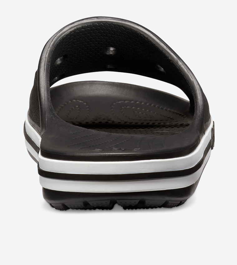 شبشب بمقدمة مفتوحة ومزين بشعار الماركة