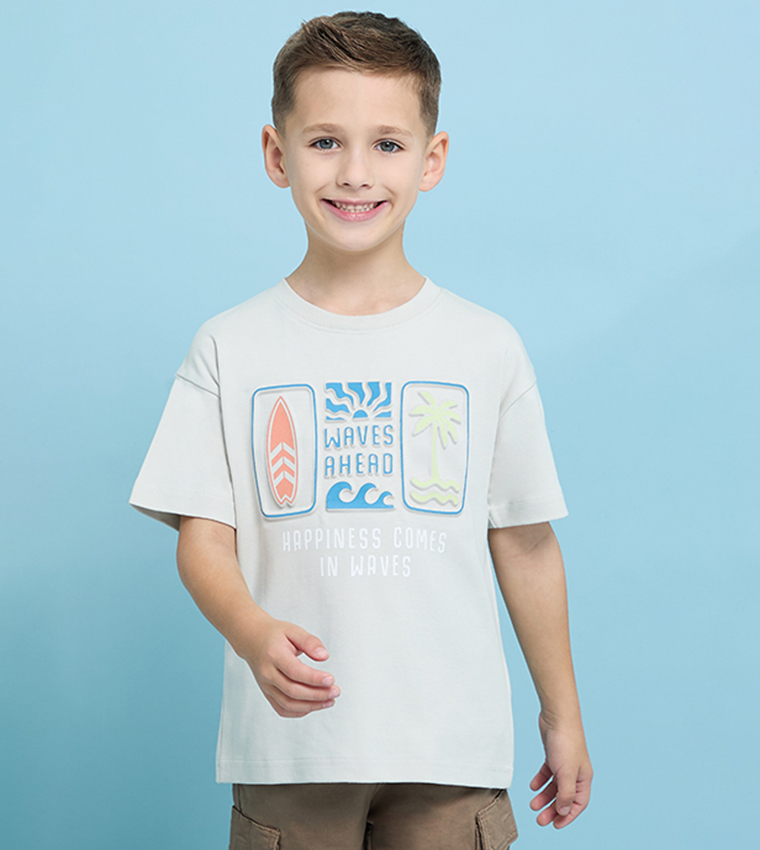 تيشيرت بطبعة وقبة مستديرة وكم قصير 